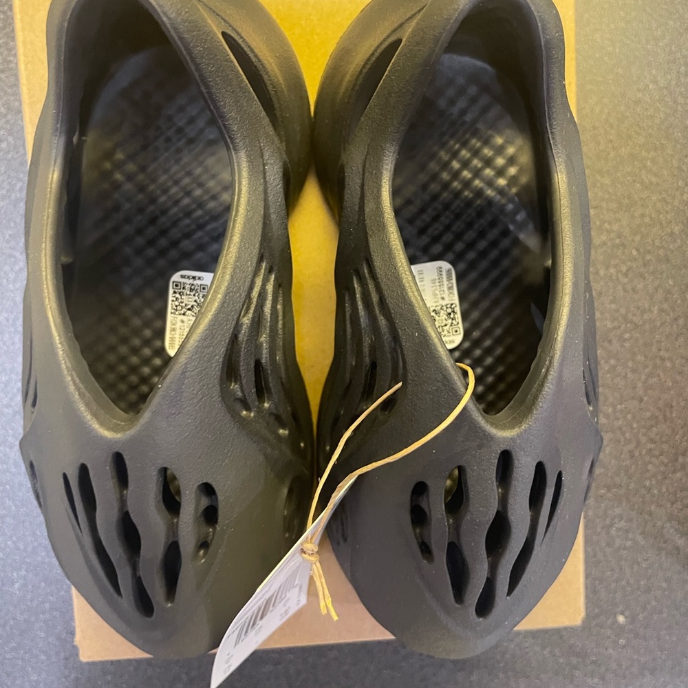 Yeezy Kids Foam Runner - BRAND NEW NEVER WORN - Picture 2 of 5
